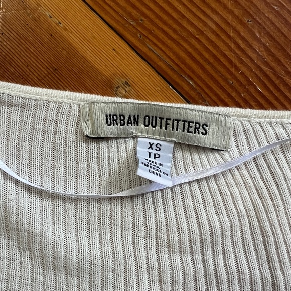 🤍UO // Front Tie Ruffle Cardigan🤍 - Picture 4 of 7